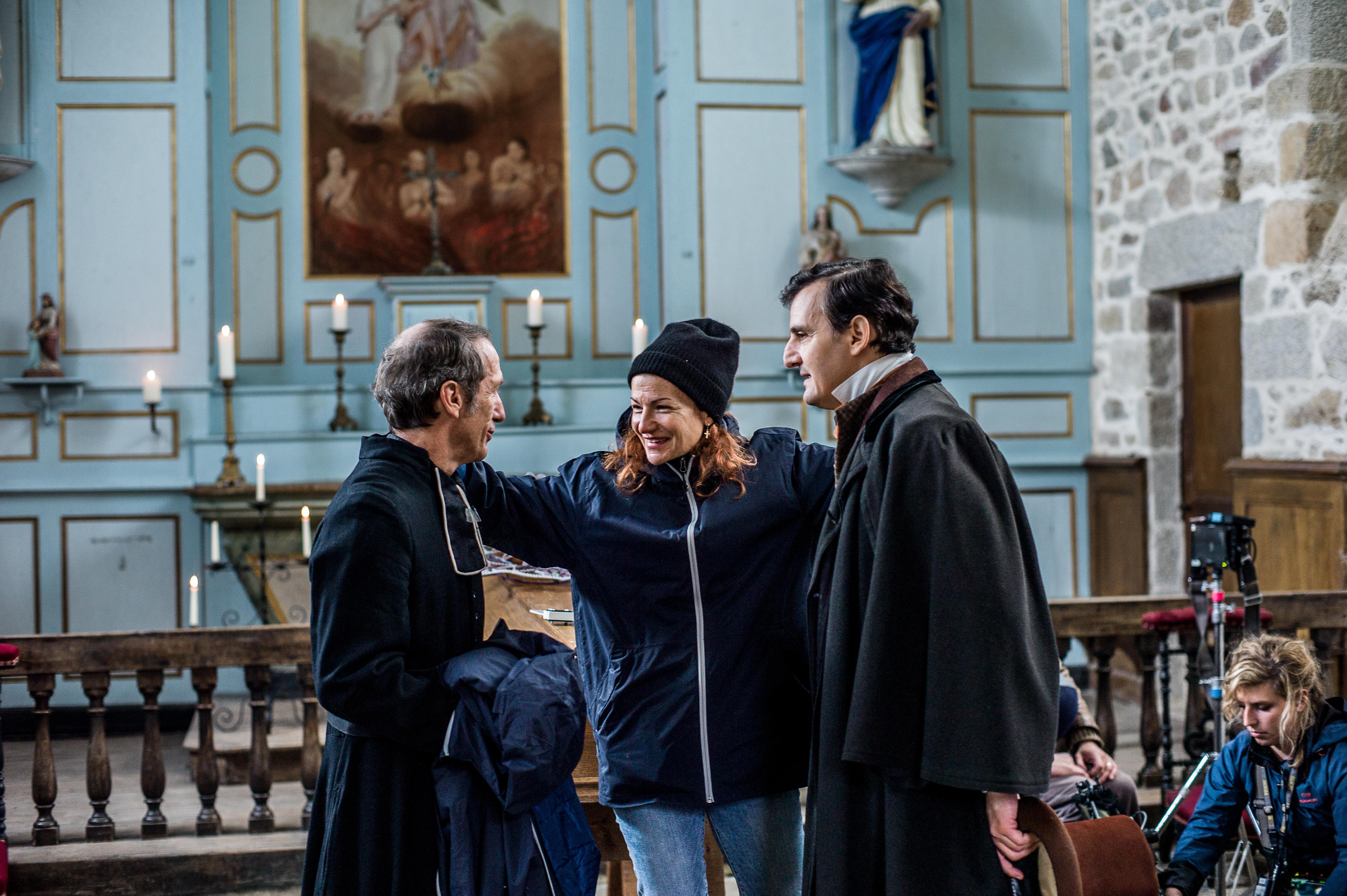 Scène de tournage dans une chapelle