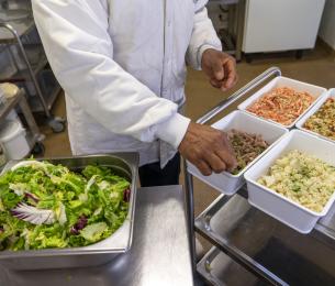 90 cuisiniers travaillent pour préparer les 14 000 repas journaliers