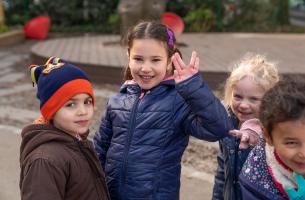 Enfants qui jouent dans une cour d'école.