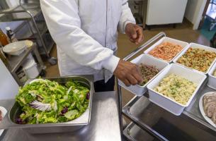 90 cuisiniers travaillent pour préparer les 14 000 repas journaliers