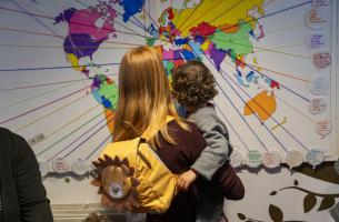 A l'école des Gantelles, les parents, les enfants ont travaillé sur un projet qui valorise les langues et les cultures présentes à l'école : le mur des langues est installé dans l'espace parents