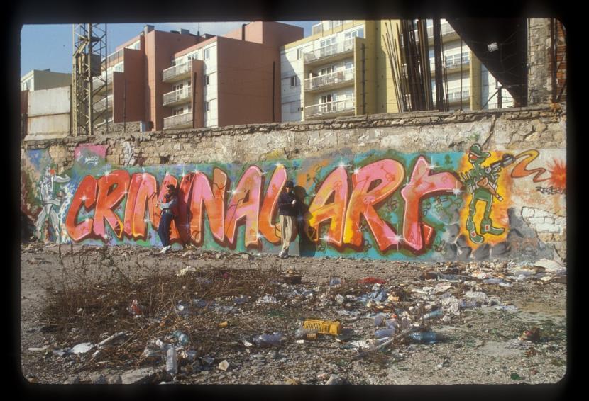 Doc et Bando posant devant le graffiti « Criminal Art », Paris, 1985 © photographie Claude Abron