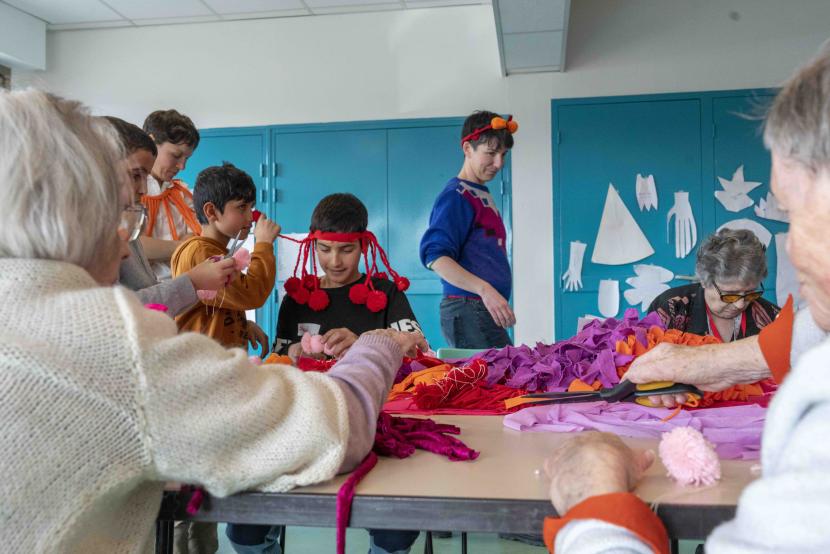 Animé par l'artiste plasticienne Camille Bondon, le projet baptisé "La grande danse" a réuni jeunes et anciens pendant plusieurs semaines dans un atelier de fabrique de costumes. 