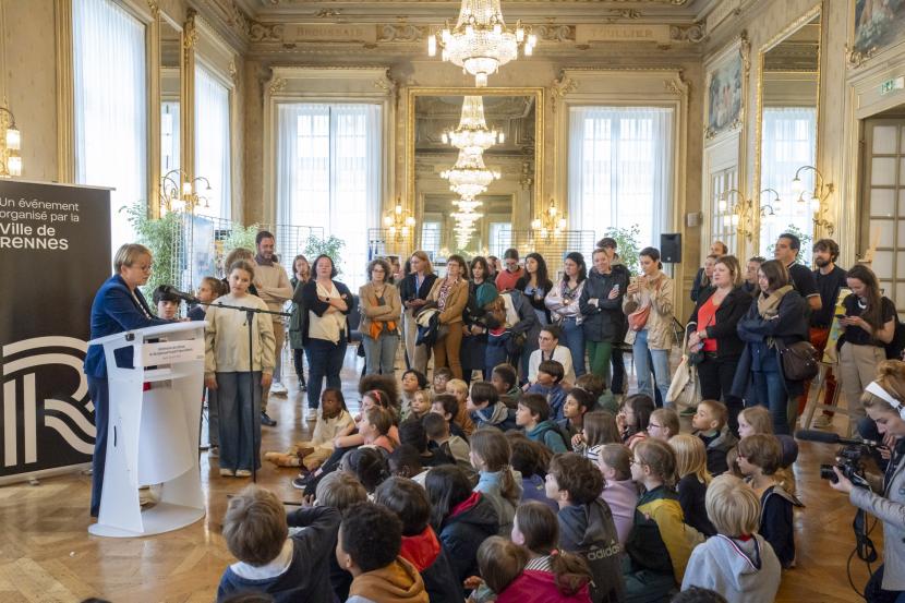 Enfants réunis à l'hôtel de ville pour la proclamation des résultats.