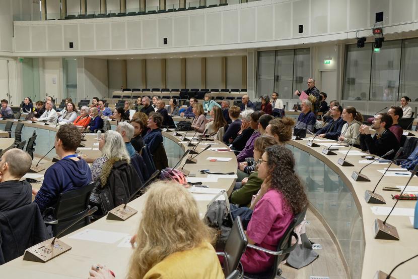 Groupe de personnes dans l'hémicycle de l'hôtel de Rennes Métropole.