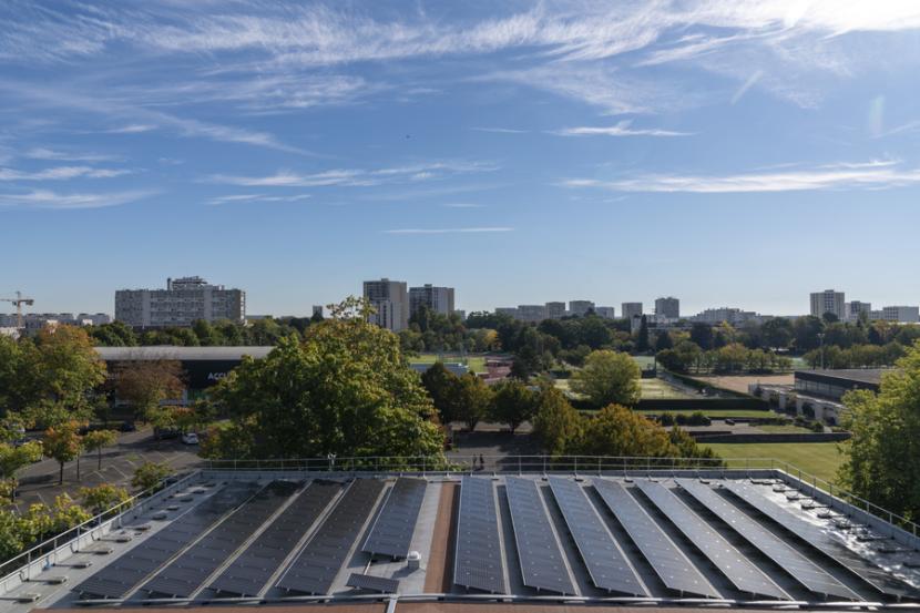 En 2019, des panneaux photovoltaïques ont été installés sur les toits de la piscine