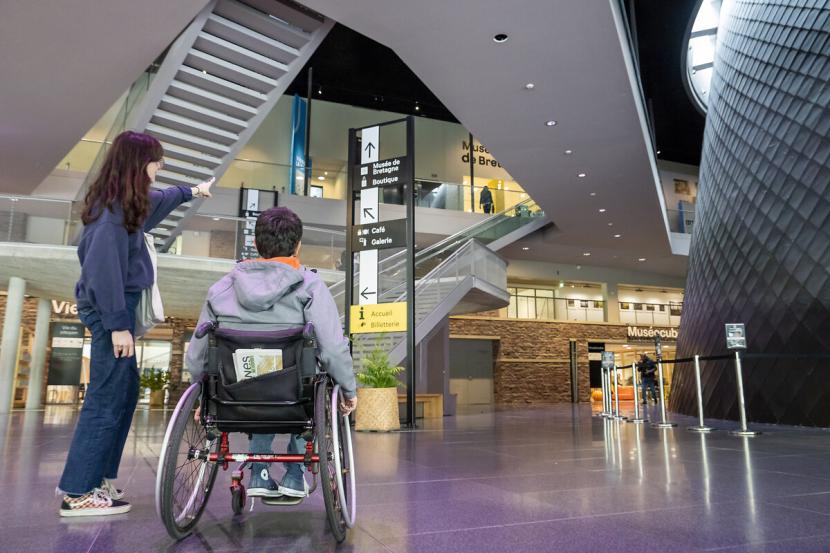 Personne en situation de handicap aux Champs-Libres à Rennes.