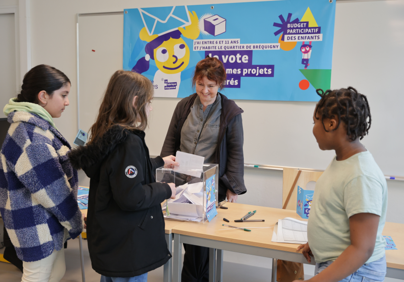 Groupe de jeunes qui vote au Budget participatif des enfants.