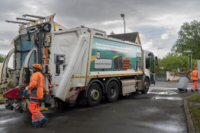 Des agents collectent les poubelles lors de leur tournée. 