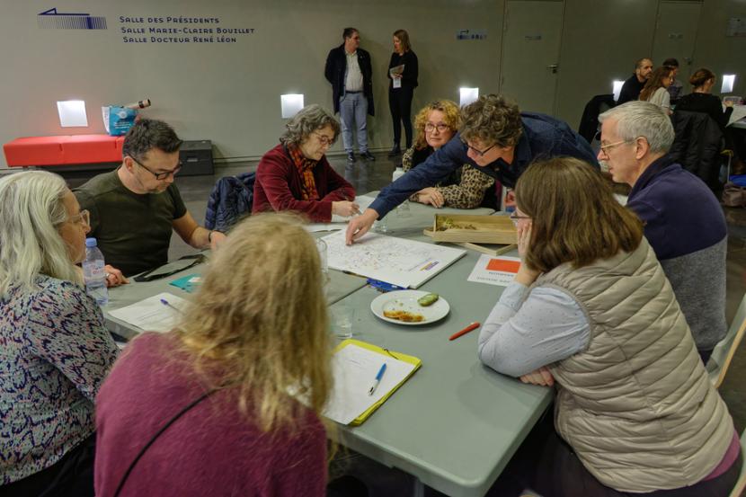 Groupe de personnes en atelier pour la refonte du PCAET.