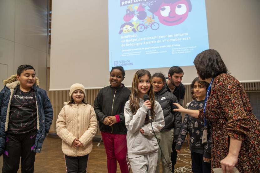 Groupe d'enfants qui présentent un projet au micro