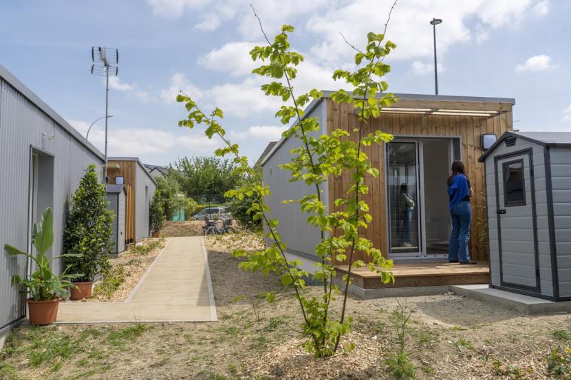 les premiers logements préfabriqués installés sur des parcelles en attente de construction