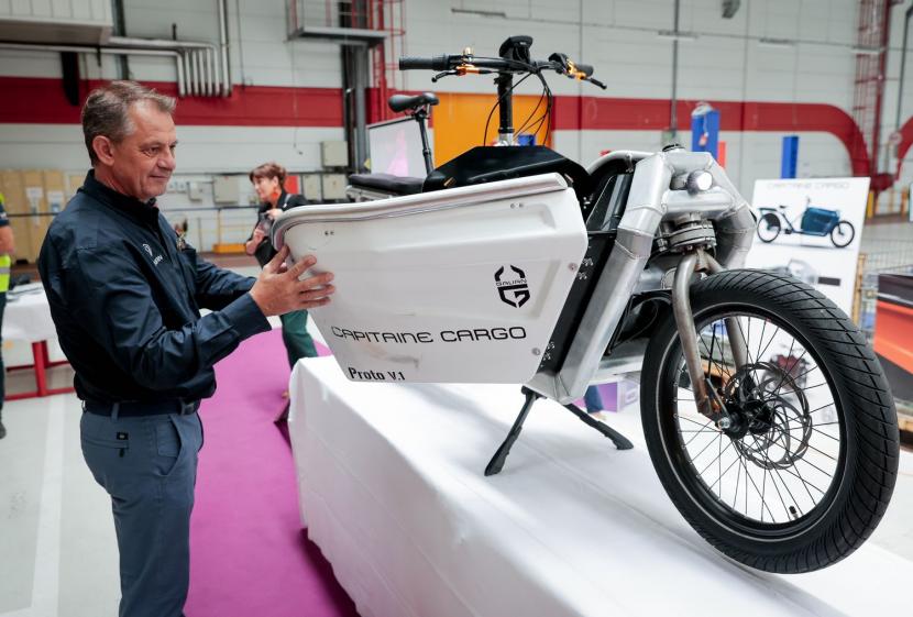 Le premier vélo à assistance électrique de la gamme - Capitaine Cargo- combine un siège à l’arrière et un coffre à l’avant lui permettant d’embarquer jusqu’à deux adultes avec deux jeunes enfants ou des bagages.