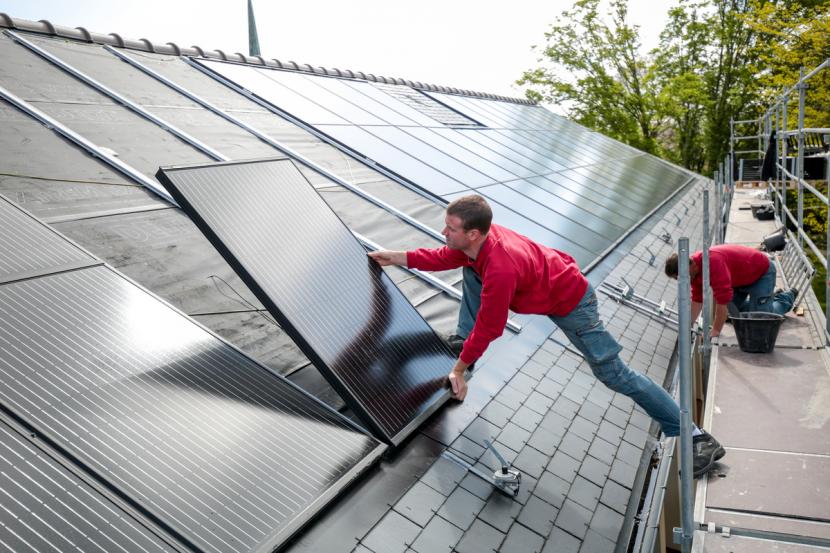 L'installation de panneaux photovoltaïques sur des toits de Rennes