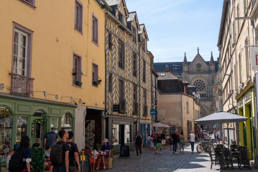 Une rue du centre ancien et ses immeubles 