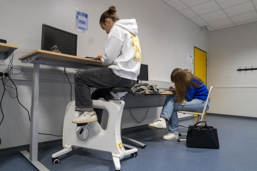 Une femme sur un vélo d'appartement