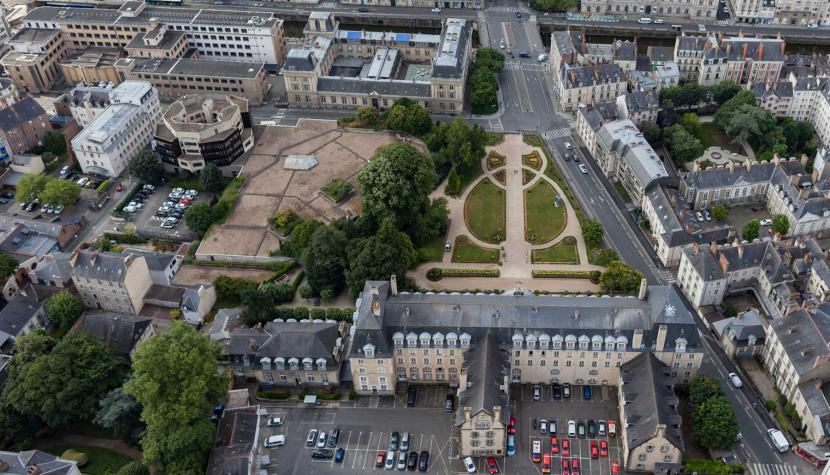 Le Palais Saint-Georges : les bâtiments, la cour intérieure (avec camions rouges) et le jardin public