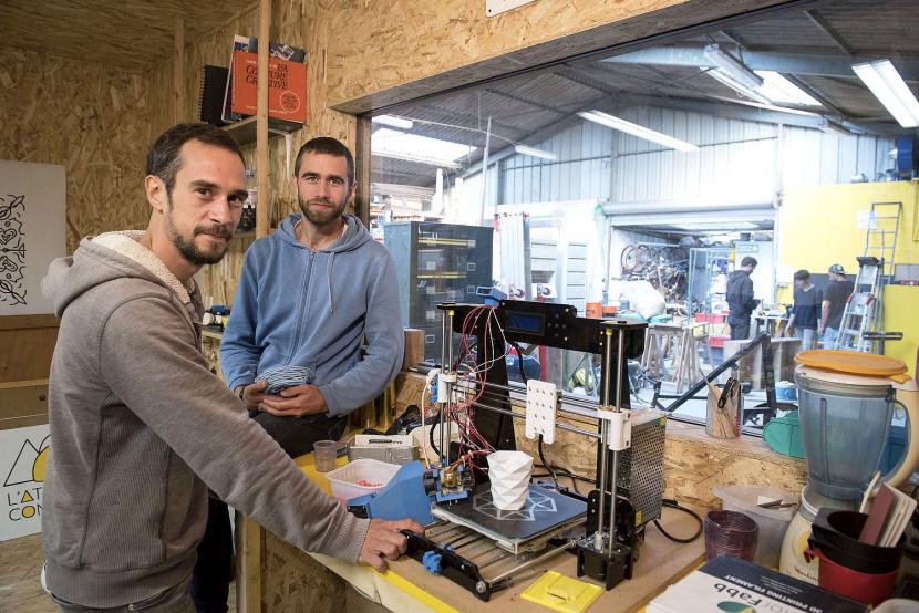 Quentin Orhant et Charly Gutierrez, membres du collectif Indiens dans la ville, dans les locaux de l'Atelier commun.