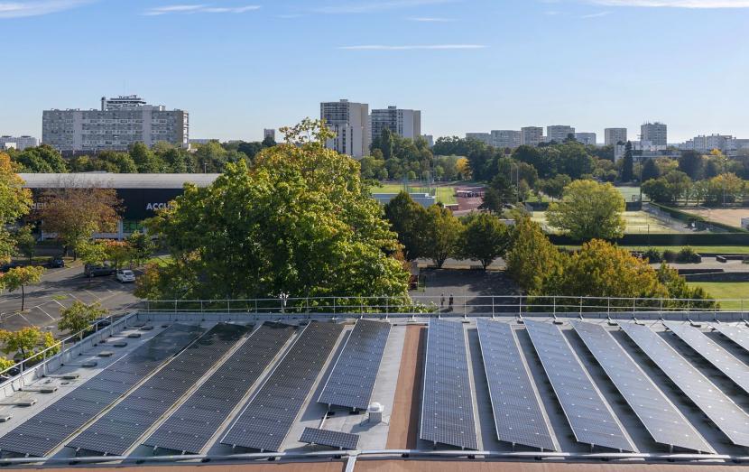 Les toits de la piscine municipale de Bréquigny ont été équipés de 2500 m² de panneaux solaires.