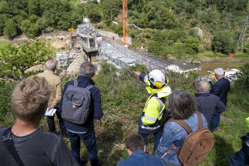 Un agent du barrage en pleine visite