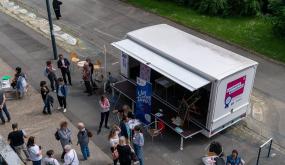 La caravane permet de proposer une scène légère et mobile.