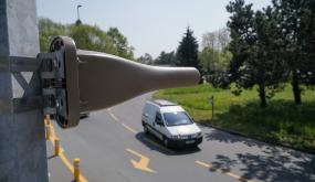 Dans une rue rennaise, un capteur d'ondes sur un réverbère.