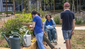 Photo de goupe de personne dans un jardin partagé