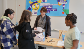 Groupe de jeunes qui vote au Budget participatif des enfants.