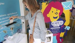 Femme debout qui vote pour la saison 6 du Budget participatif de Rennes