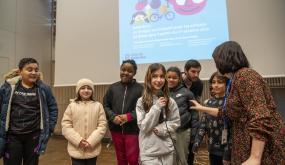 Groupe d'enfants qui présentent un projet au micro