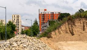 terrain attendant une construction 