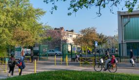 Sans circulation automobile, la rue est rendue aux élèves devant l'école des Gantelles 