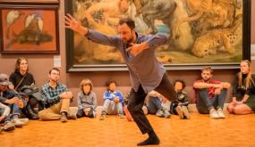 Danseurs devant les tableaux