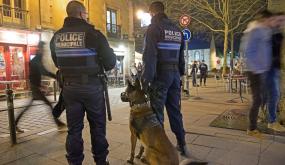 policiers et chien en patrouille de nuit place Ste Anne. 