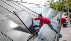 L'installation de panneaux photovoltaïques sur des toits de Rennes