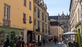 Une rue du centre ancien et ses immeubles 