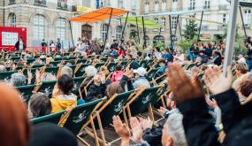 Des personnes applaudissent sur leurs transats place de la Mairie à Rennes