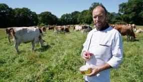 David Duguépéroux, agriculteur bio et producteur de glaces à Gahard, adhérent à Terres de Sources 