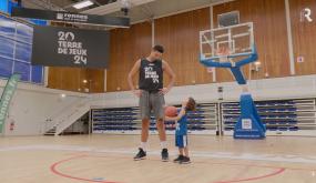 Basketteur et un enfant sur un terrain de basket