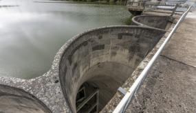 Le barrage de Rophémel vu de haut.